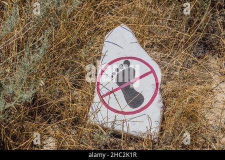 Kein Eintrittschild in der Petroglyph Reserve in Gobustan, Aserbaidschan Stockfoto