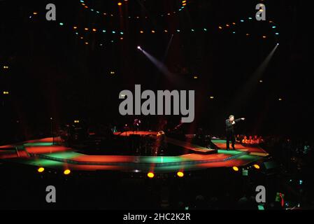 Neil Diamond beim Konzert „in the Round“ in der Wembley Arena in London, Großbritannien. 8th. März 1999. Stockfoto