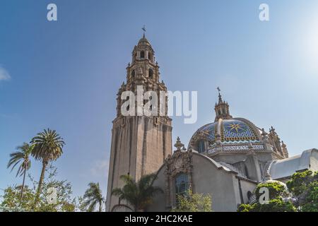 Blick auf den kunstvollen kalifornischen Turm und die Kuppel des Museum of man Balboa Park San Diego Stockfoto