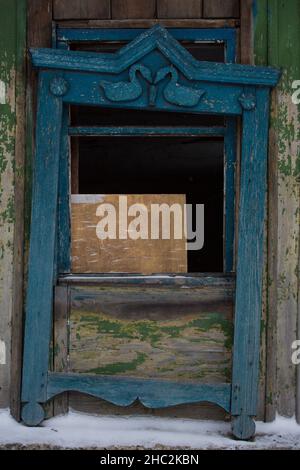 Alte hölzerne Fensterläden, geschnitzte Verkleidungsbretter. Stockfoto