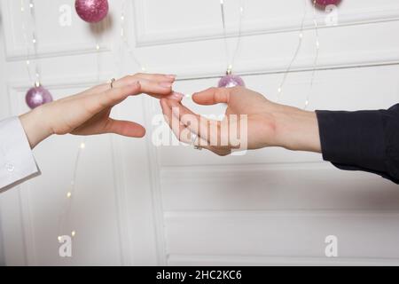 Paare halten die Hände.die Hand eines Mannes berührt die Hand einer Frau Stockfoto