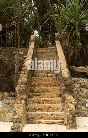 Steintreppen führen zum Strand. Stand, Sansibar Urban West, Tansania Stockfoto