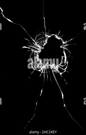 Textur von gebrochenem Glas auf schwarzem Hintergrund, die Wirkung von Rissen für das Design Stockfoto