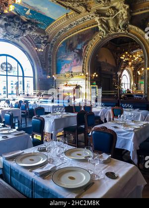 Paris, Frankreich, Tischeinrichtung, im traditionellen französischen Brasserie Restaurant 'le Train Blue', im Speisesaal, (Gare de Lyon), romantisches, trendiges altes Restaurant Stockfoto