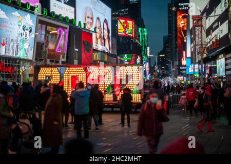 Besucher des Times Square in New York strömen am Dienstag, den 21. Dezember 2021, zu den „2022“-Nummern. Die „2022“ wird die LED-Anzeige auf dem One Times Square sein, die am 1. Januar um Mitternacht aufleuchtet und mit „2022“ das neue Jahr einläutet. Die sieben Meter hohen Zahlen verwenden energieeffiziente LED-Lampen, die das ganze Jahr über halten und nie geändert werden müssen. (© Richard B. Levine) Stockfoto