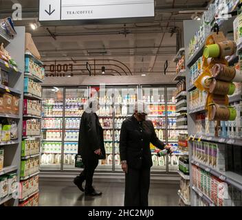 Einkaufen in einem Whole Foods Market Supermarkt in New York am Mittwoch, 22. Dezember 2021. Höhere Lebensmittelpreise brechen die Budgets der Käufer. (© Richard B. Levine) Stockfoto