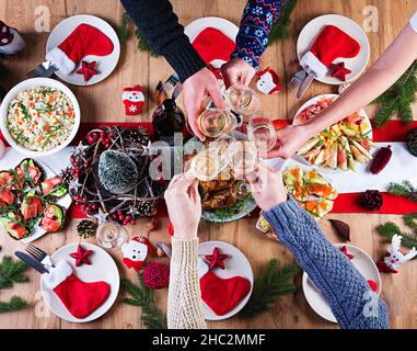 Gebackene Türkei. Weihnachtsessen. Die Relation wird mit einer Türkei, mit hellen Lametta und Kerzen serviert. Fried Chicken, Tisch. Familie d Stockfoto