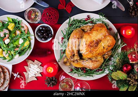 Gebackene Türkei. Weihnachtsessen. Die Relation wird mit einer Türkei, mit hellen Lametta und Kerzen serviert. Fried Chicken, Tisch. Familie d Stockfoto