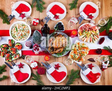 Gebackene Türkei. Weihnachtsessen. Die Relation wird mit einer Türkei, mit hellen Lametta und Kerzen serviert. Fried Chicken, Tisch. Familie d Stockfoto