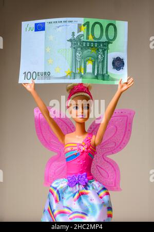 Barbie-Puppe mit einer 100-Euro-Banknote, Stockfoto