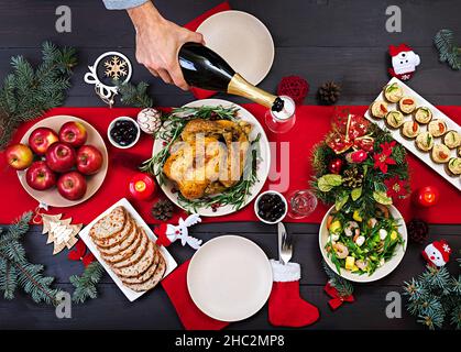 Gebackene Türkei. Weihnachtsessen. Die Relation wird mit einer Türkei, mit hellen Lametta und Kerzen serviert. Fried Chicken, Tisch. Familie d Stockfoto