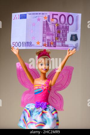 Barbie-Puppe mit einer 500-Euro-Banknote, Stockfoto