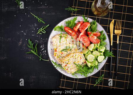 Trendiger Salat. Hackbraten mit Salat, frischen Tomaten und Gurken. Gesunde Ernährung, ketogene Ernährung, Ernährung Mittagessen Konzept. Keto, Paleo Diät-Menü. Oben vi Stockfoto