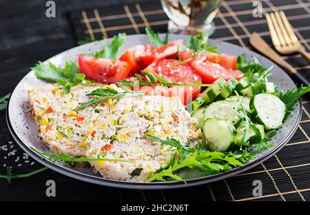 Trendiger Salat. Hackbraten mit Salat, frischen Tomaten und Gurken. Gesunde Ernährung, ketogene Ernährung, Ernährung Mittagessen Konzept. Keto, Paleo Diät-Menü. Stockfoto