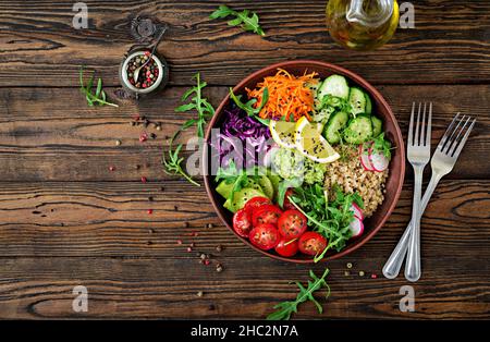 Vegetarische Buddha Schüssel mit Quinoa und frischem Gemüse. Gesunde Ernährung Konzept. Vegan Salat. Ansicht von oben. Flach Stockfoto