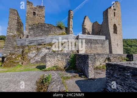 Schloss Brandenbourg mit seinen verfallenen Steinmauern, Türmen mit blauem Himmel im Hintergrund, aus einer niedrigeren Perspektive gesehen, gewölbte Fenster, sonnig Stockfoto