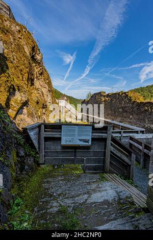 Brandenbourg, Tandel, Luxemburg. 18. September 2021. Ruinen der Burg mit einem Informationsposter, Informationen über den Ort, Plattformen und Woo Stockfoto