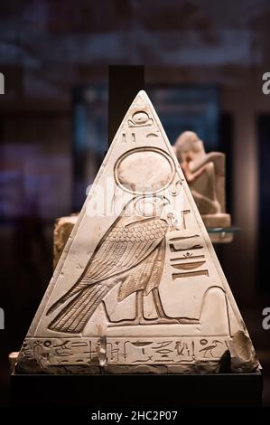 Ägyptisches Museum, Turin, Italien, Pyramidion von Ramose, Stein, Kalkstein, New Kingdom, neunzehnte Dynastie mit Hieroglyphen, vertikal Stockfoto