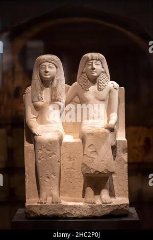 Ägyptisches Museum, Turin, Italien, Statue des Handwerkers Pendua und seiner Frau Nefertari, Stein, Kalkstein, Neues Königreich, neunzehnte Dynastie, Vertikal Stockfoto