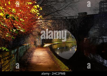 Entlang der Leeds zum Liverpool Canal im Stadtzentrum von Leeds Stockfoto