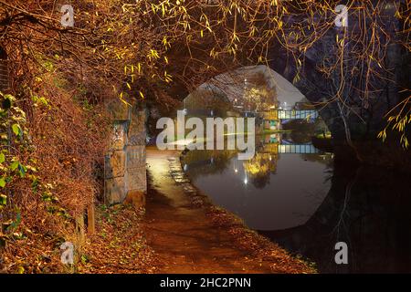 Entlang der Leeds zum Liverpool Canal im Stadtzentrum von Leeds Stockfoto