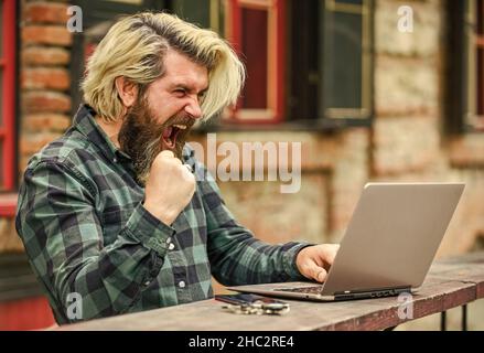 Moderne Kommunikation. Riskantes Einkaufen. Aktienhändler. Online-Geschäft. Online-Unternehmer arbeiten im Freien. Mann arbeitet mit Laptop. Geschäftsmann Stockfoto