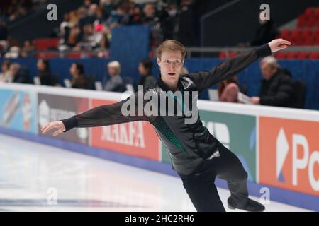 Sankt Petersburg, Russland. 23rd Dez 2021. Alexander Samarin aus Russland tritt am ersten Tag der Rostelecom Russian Nationals 2022 of Figure Skating im Yubileyny Sports Palace in Sankt Petersburg beim Men's Short Program an. (Foto von Maksim Konstantinov/SOPA Image/Sipa USA) Quelle: SIPA USA/Alamy Live News Stockfoto