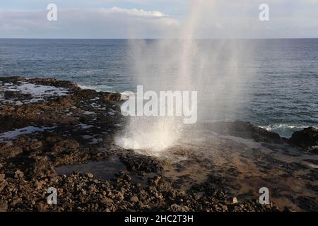 Das Blowhole des Spouting Horns, das in Kauai, Hawaii, mit Wasser ausbricht, das 15 Meter in die Luft sprüht Stockfoto