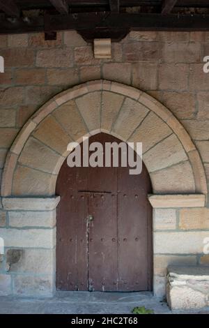 Tür der romanischen Kirche San Juan de Raicedo. Stockfoto