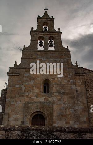 Romanische Kirche von San Miguel de Aguayo. Stockfoto