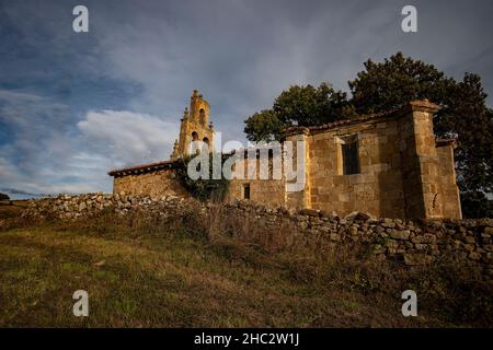 Romanische Kirche von San Millan Abad in Servilla. Stockfoto