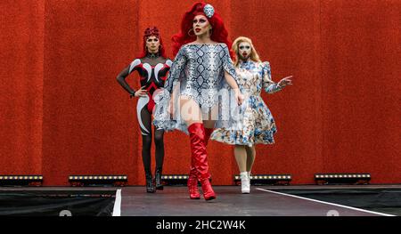 Drag Artist auf dem Laufsteg beim Edinburgh International Film Festival im Freien, Schottland, Großbritannien Stockfoto