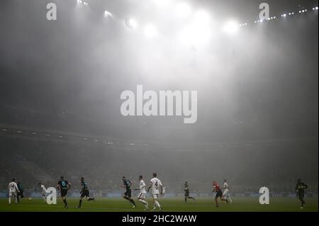 Mailand, Italien. 22nd Dez 2021. Während des Fußballspiels der Serie A zwischen dem FC Internazionale und dem FC Turin kommt Nebel ins Stadion. Kredit: Nicolò Campo/Alamy Live Nachrichten Stockfoto