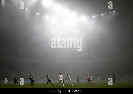 Mailand, Italien. 22nd Dez 2021. Während des Fußballspiels der Serie A zwischen dem FC Internazionale und dem FC Turin kommt Nebel ins Stadion. Kredit: Nicolò Campo/Alamy Live Nachrichten Stockfoto