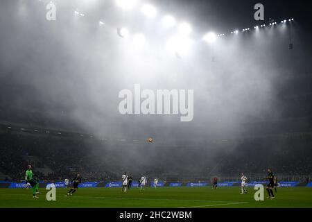 Mailand, Italien. 22nd Dez 2021. Während des Fußballspiels der Serie A zwischen dem FC Internazionale und dem FC Turin kommt Nebel ins Stadion. Kredit: Nicolò Campo/Alamy Live Nachrichten Stockfoto