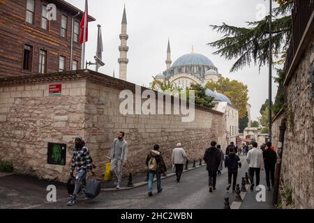 Blick auf die Suleymaniye Moschee, die von Suleiman dem Magnificent in Auftrag gegeben und vom kaiserlichen Architekten Mimar Sinan in Istanbul entworfen wurde Stockfoto