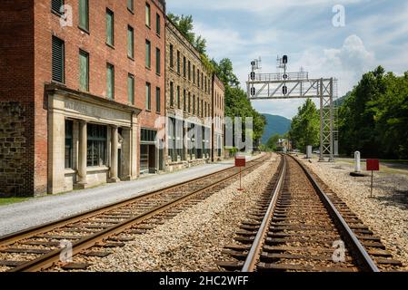 Eisenbahnschienen und historische Gebäude in Thurmond, einer Geisterstadt in der New River Gorge von West Virginia Stockfoto