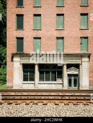 Eisenbahnschienen und historische Gebäude in Thurmond, einer Geisterstadt in der New River Gorge von West Virginia Stockfoto