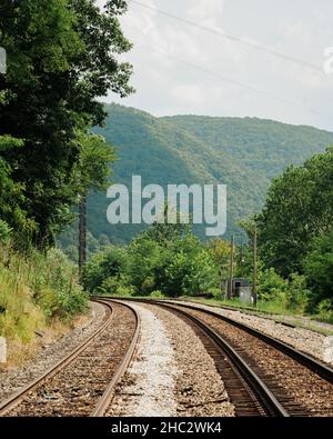 Eisenbahnstrecken und Berge in Thurmond, einer Geisterstadt in der New River Gorge von West Virginia Stockfoto