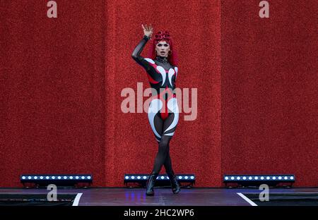 Drag Artist auf dem Laufsteg beim Edinburgh International Film Festival im Freien, Schottland, Großbritannien Stockfoto