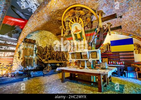 MEDZHYBIZH, UKRAINE - 13. JULI 2021: Innenraum des Holodomor-Museums in der Burg Medzhybizh mit alten Ikonen und Elementen des ländlichen Lebens, o Stockfoto