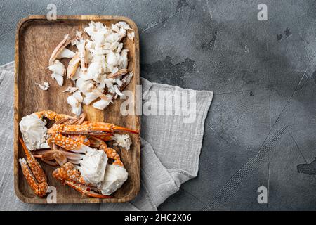 Gekochte Krabbenfutter-Set, auf grauem Hintergrund, Draufsicht flach liegend, mit Copyspace und Platz für Text Stockfoto