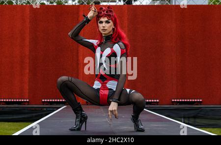 Drag Artist auf dem Laufsteg beim Edinburgh International Film Festival im Freien, Schottland, Großbritannien Stockfoto