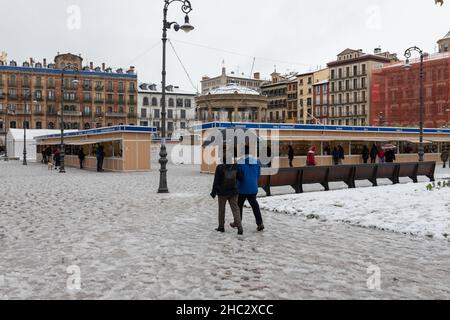 Pamplona, Spanien - 28. November 2021 - Plaza del Castillo Platz im Zentrum der Stadt, Schnee fällt. Stockfoto