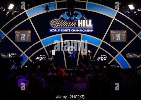 London, Großbritannien. 23rd. Dezember 2021; Alexandra Palace, London, England: The William Hill World Darts Tournament; Gesamtansicht der Bühne in einem vollgepackten Alexandra Palace Credit: Action Plus Sports Images/Alamy Live News Stockfoto