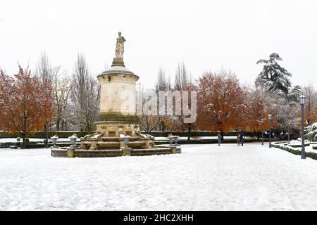 Pamplona, Spanien - 28. November 2021- Parque de Taconera und Gayarre Monument haben geschneit. Stockfoto