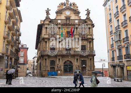 Pamplona, Spanien - 28. November 2021 - Schneefall auf dem Plaza Consistorial und dem Rathaus. Stockfoto