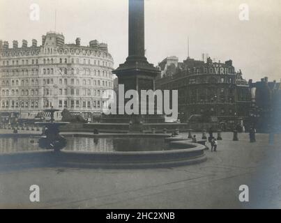 Antikes Foto aus dem Jahr c1900, Nelson's Column am Trafalgar Square, Westminster, London, England mit Blick auf die Northumberland Avenue. Das Denkmal wurde zwischen 1840 und 1843 nach einem Entwurf von William Railton errichtet. QUELLE: ORIGINAL-FOTODRUCK Stockfoto