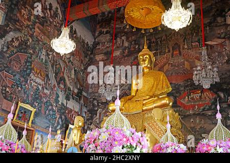 Wunderschönes Haupt-Buddha-Bild mit erstaunlichen Wandmalereien in der Ordination Hall des Tempels der Morgenröte oder Wat Arun in Bangkok, Thailand Stockfoto