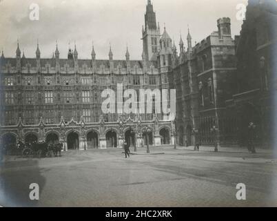 Antikes Foto aus dem Jahr c1900, Palace of Westminster und Westminster Hall aus dem New Palace Yard in London, England. QUELLE: ORIGINAL-FOTODRUCK Stockfoto